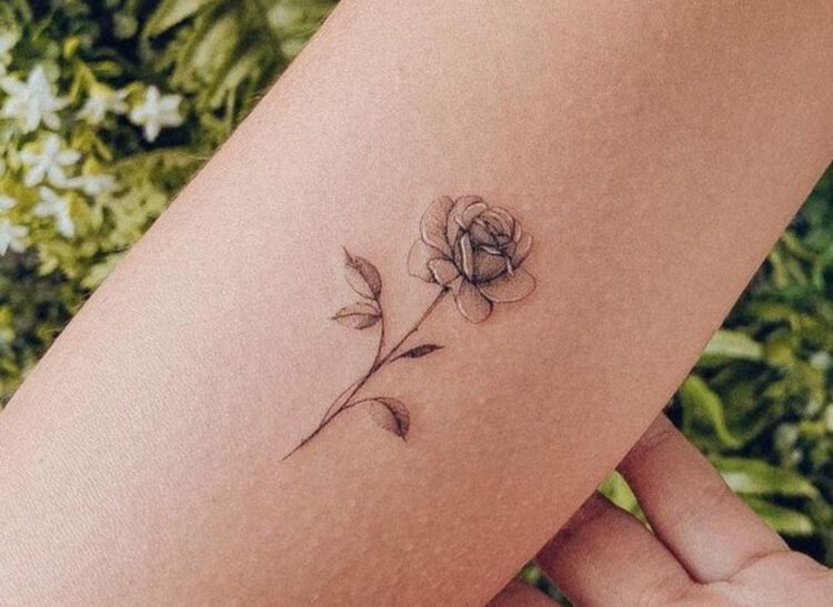 30+ Tiny Flower Tattoos to Highlight Your Feminine Charm