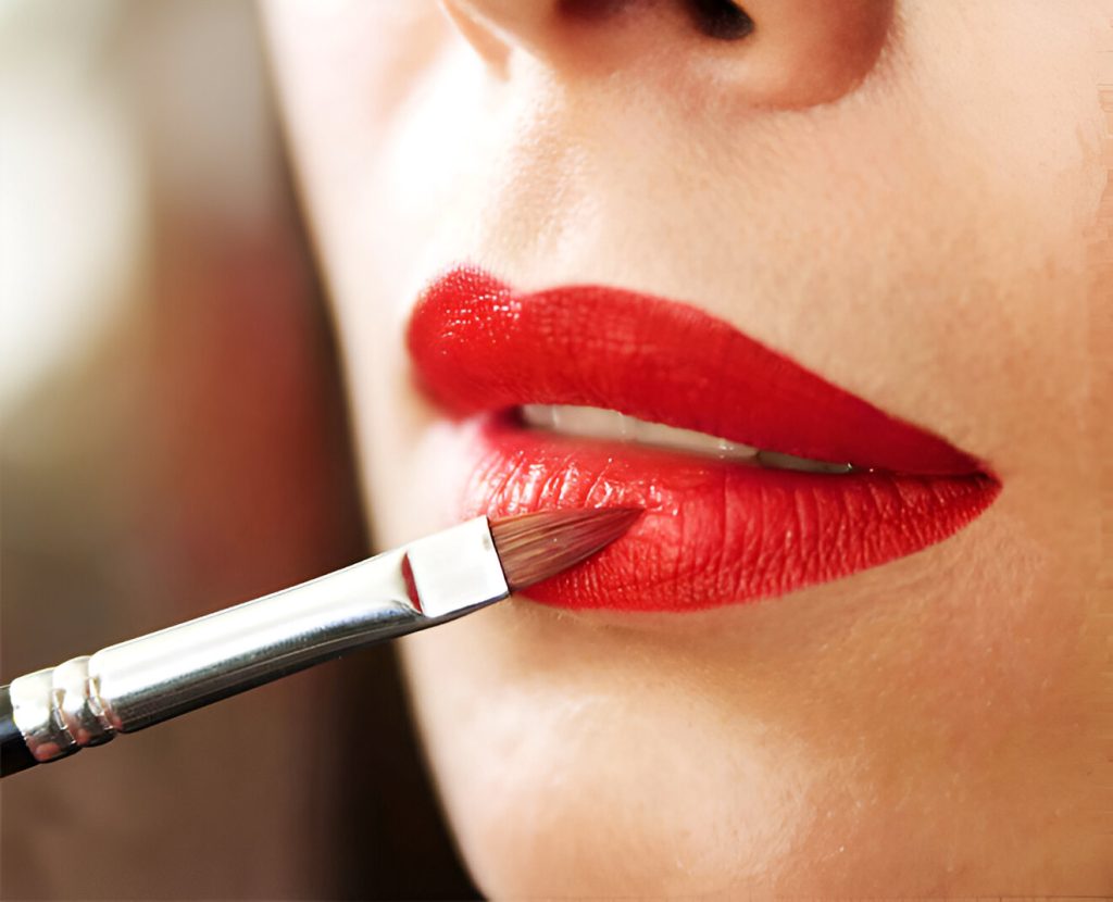  Apply the lipstick