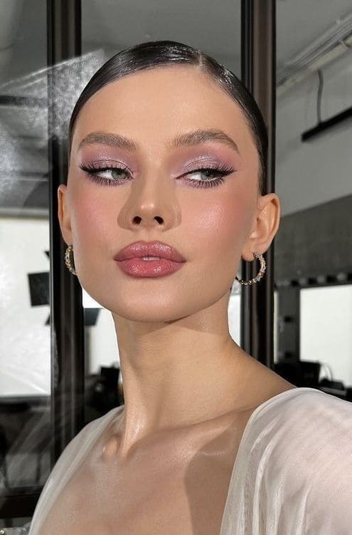 Soft Glitter Makeup Look
