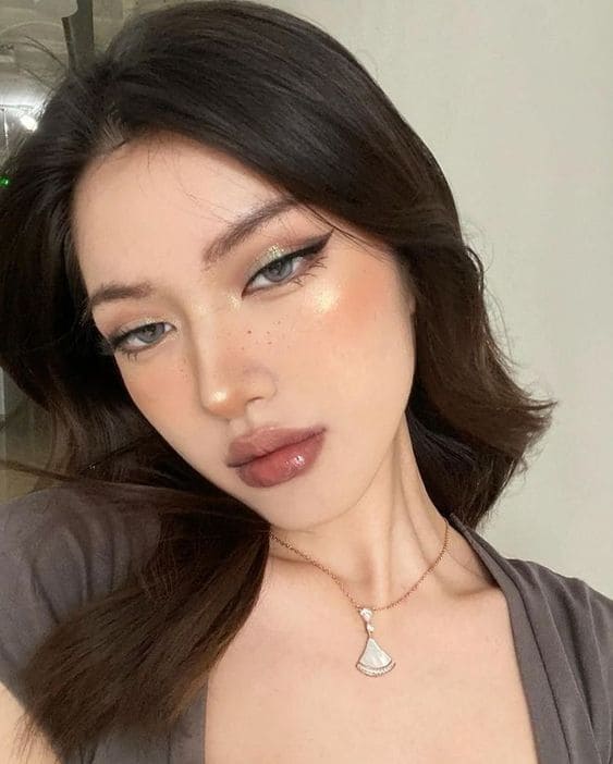Soft Glitter Makeup Look