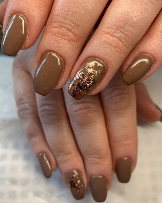Warm Tone Short Nails With Gold Accents3