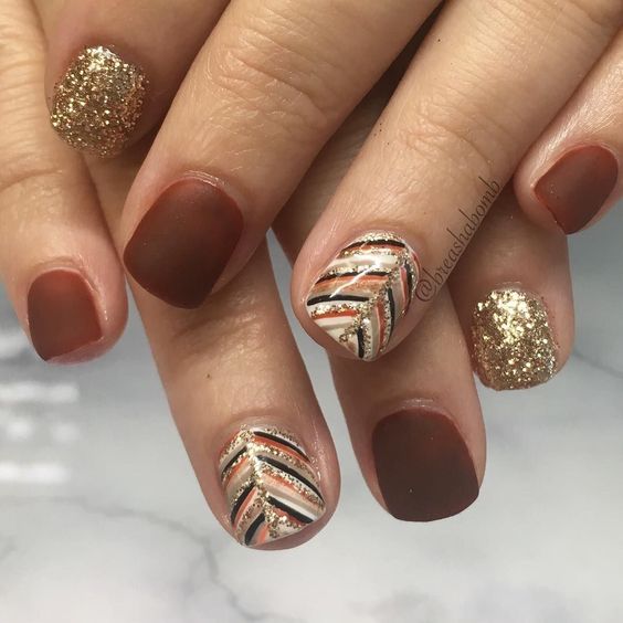 Warm Tone Short Nails With Gold Accents4