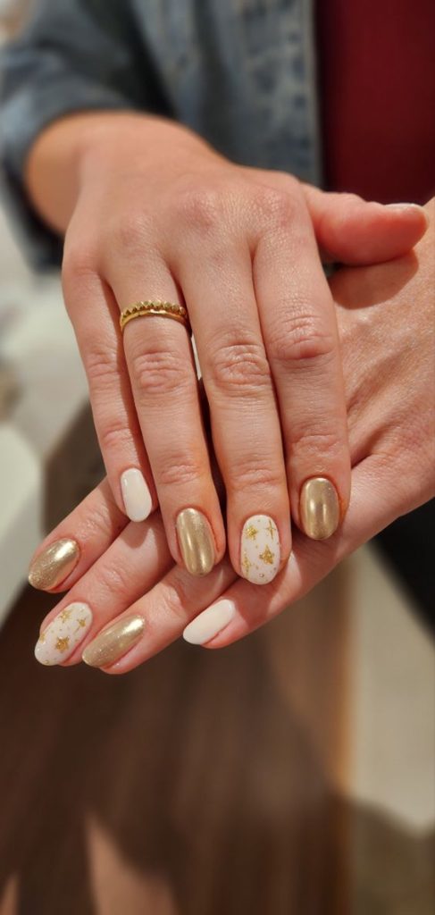Warm Tone Short Nails With Gold Accents5