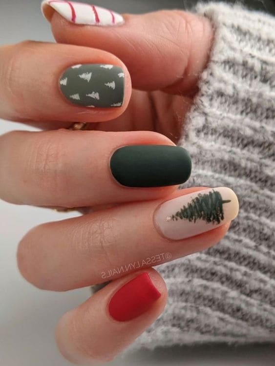 Chic Short Christmas Nails