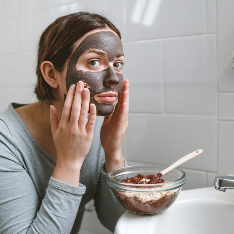 Dried Date and Oatmeal Face Mask for Hydrated Skin