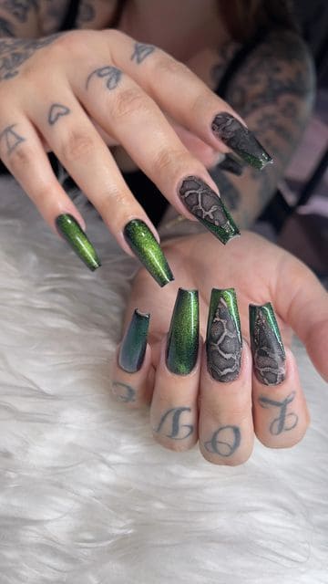  Enchanting Snakeskin Manicure
