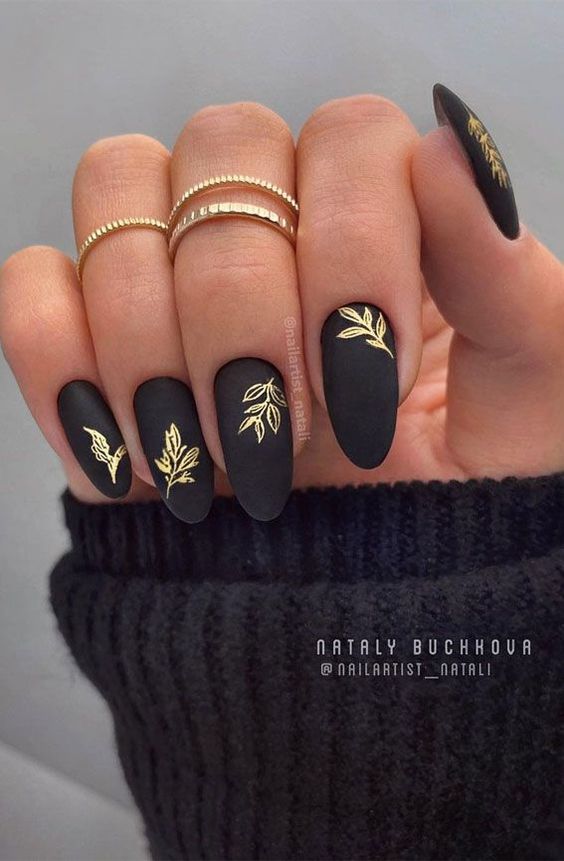  Floral Black Nail Ideas