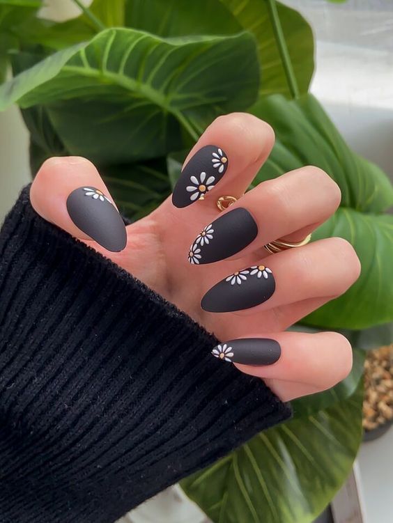  Floral Black Nail Ideas