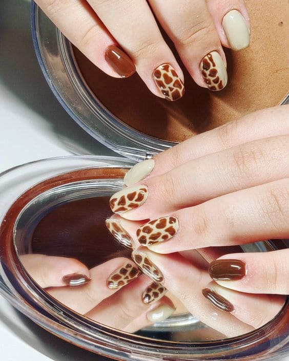  Giraffe Print Nail Art