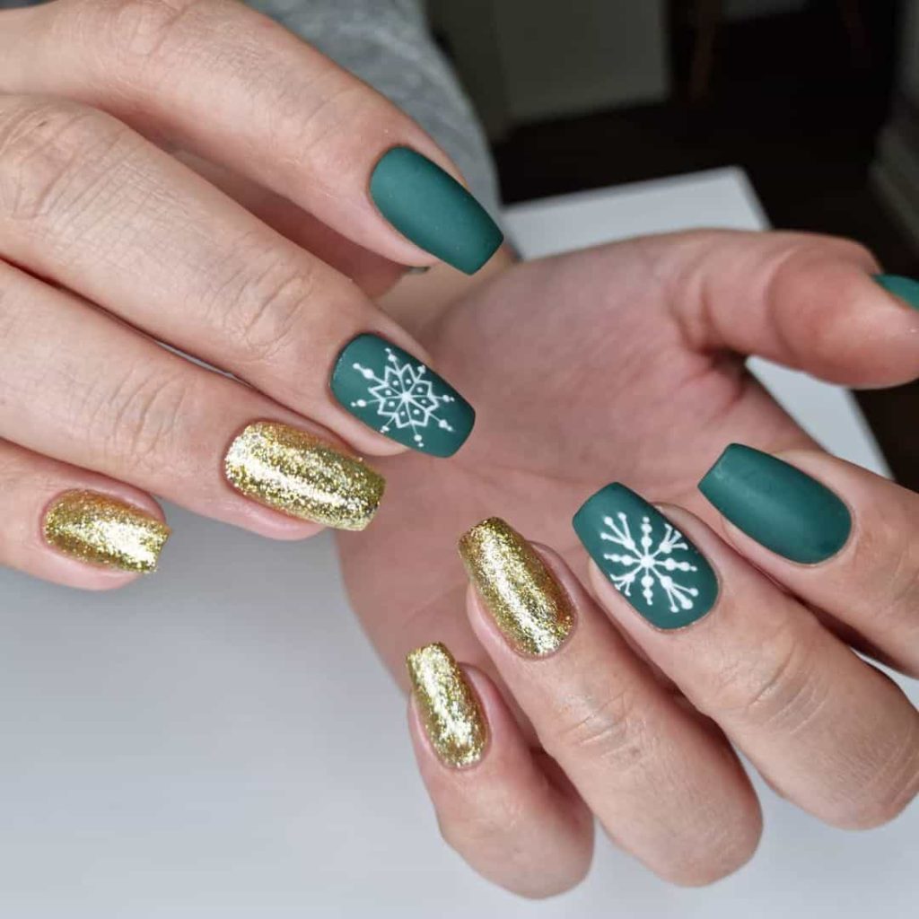  Gold And Green Christmas Nail Designs