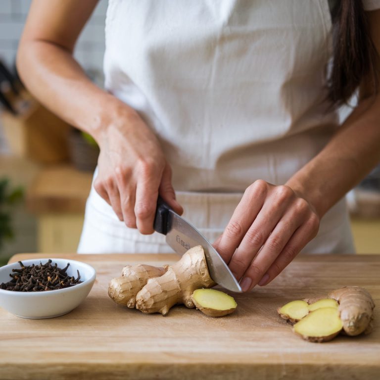 How to Make Ginger and Clove Tea
