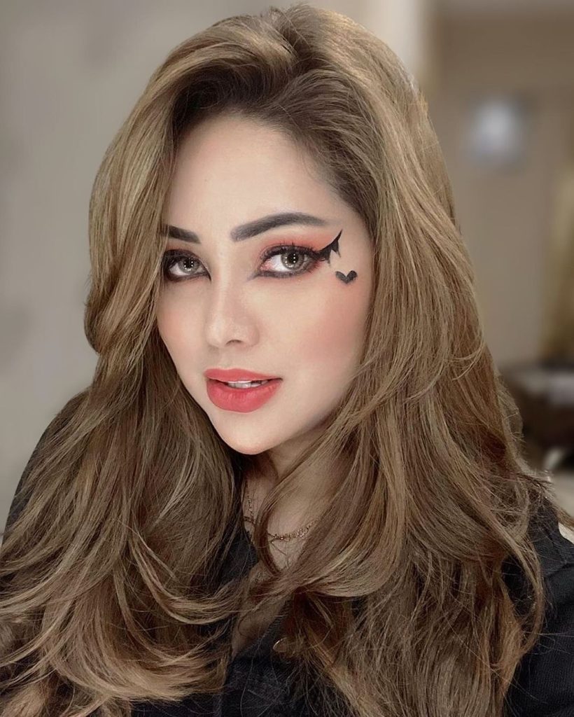 Light Ash Brown Hair With Layered 90s Cut