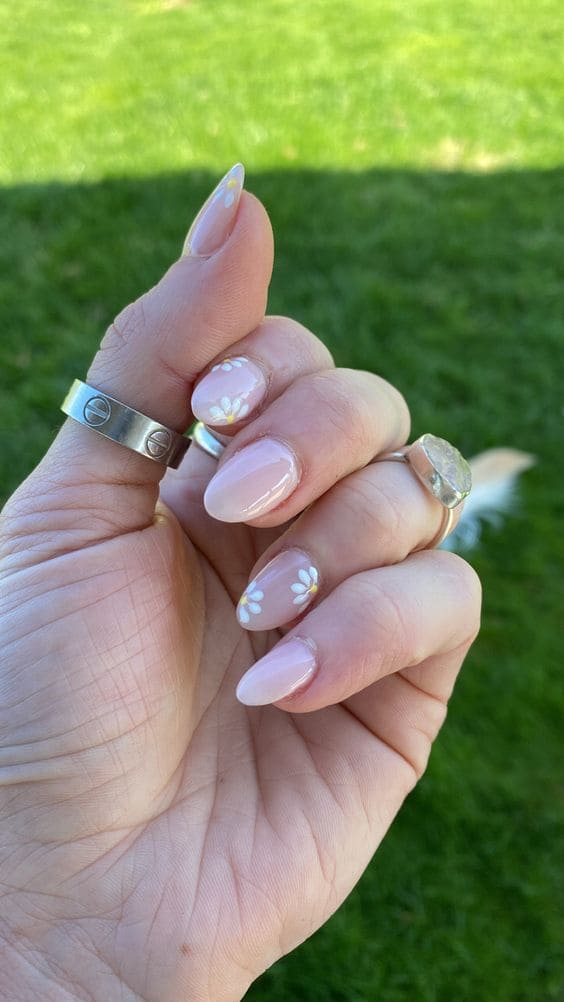 Little Daisy Nude Nails