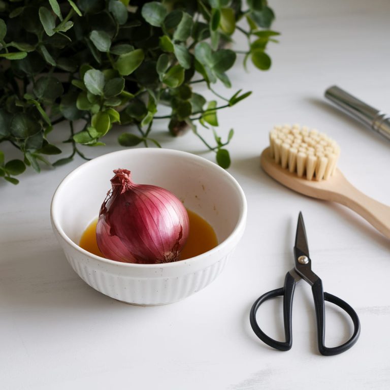Onion Juice: Rich in Sulfur for Stronger Hair