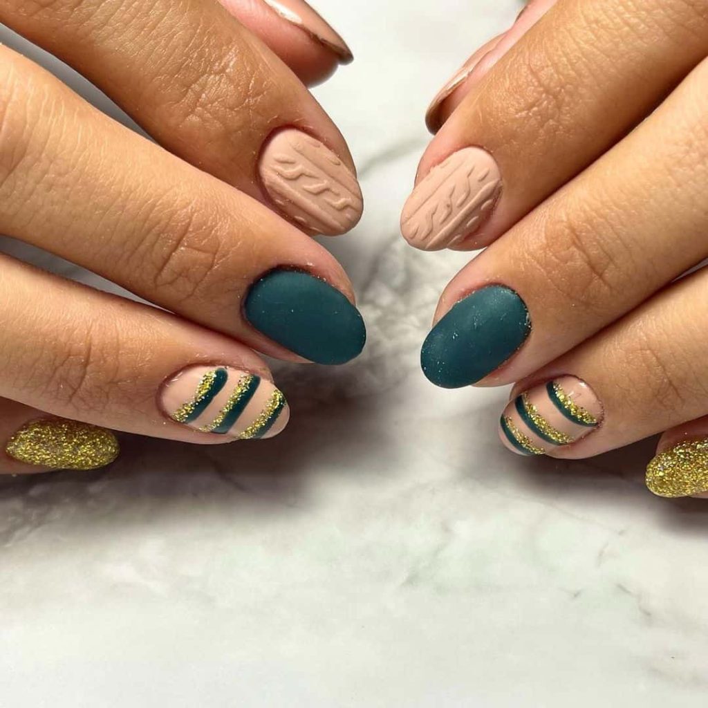 Short Matte Green Christmas Nail Designs