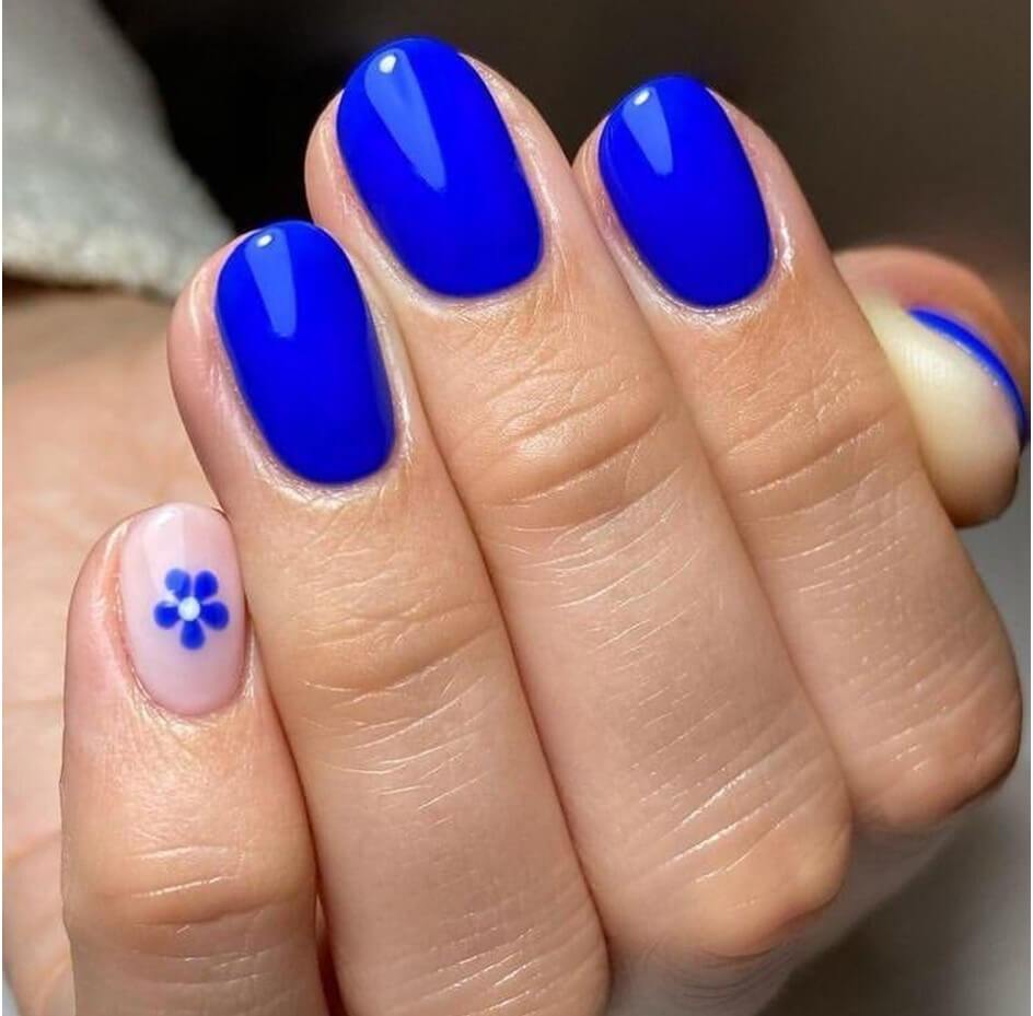 Short Nails With Daisies