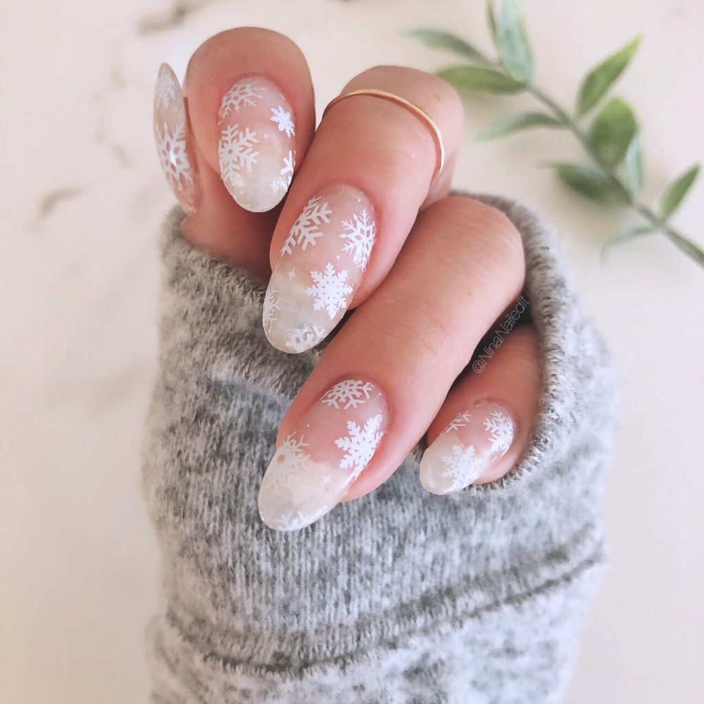  Simple Christmas Nails With Snowflakes