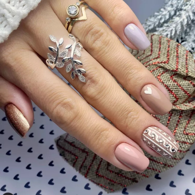  Simple Christmas Nails With Sweater Design