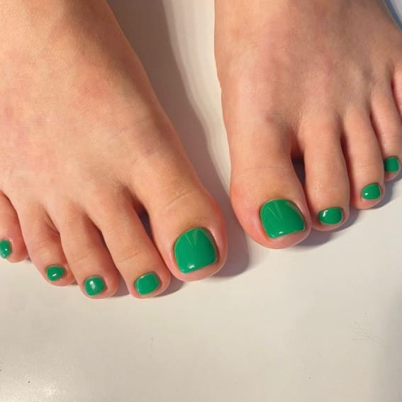 Solid Summer Toe Nails