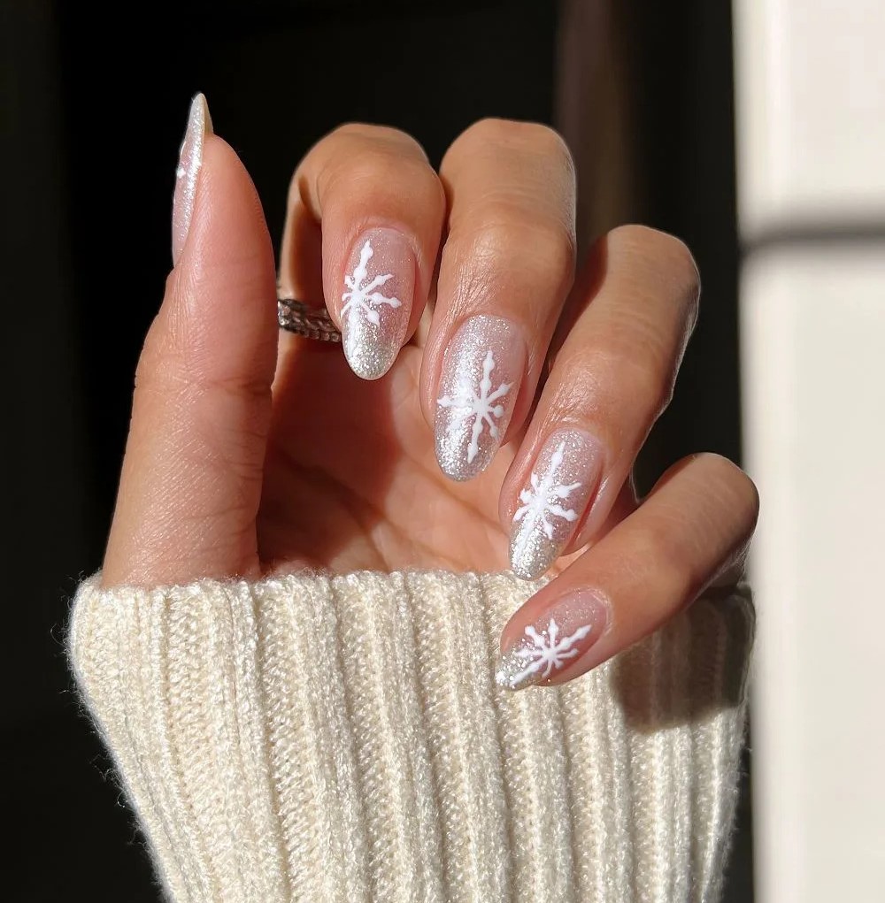 Sweet Snowflakes Nails