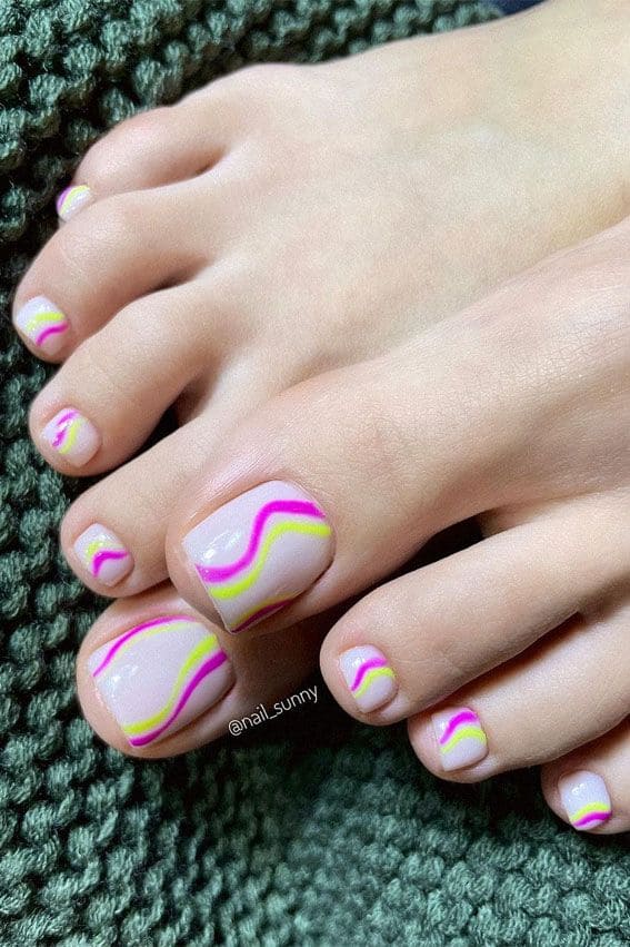 Swirls on Toe Nails