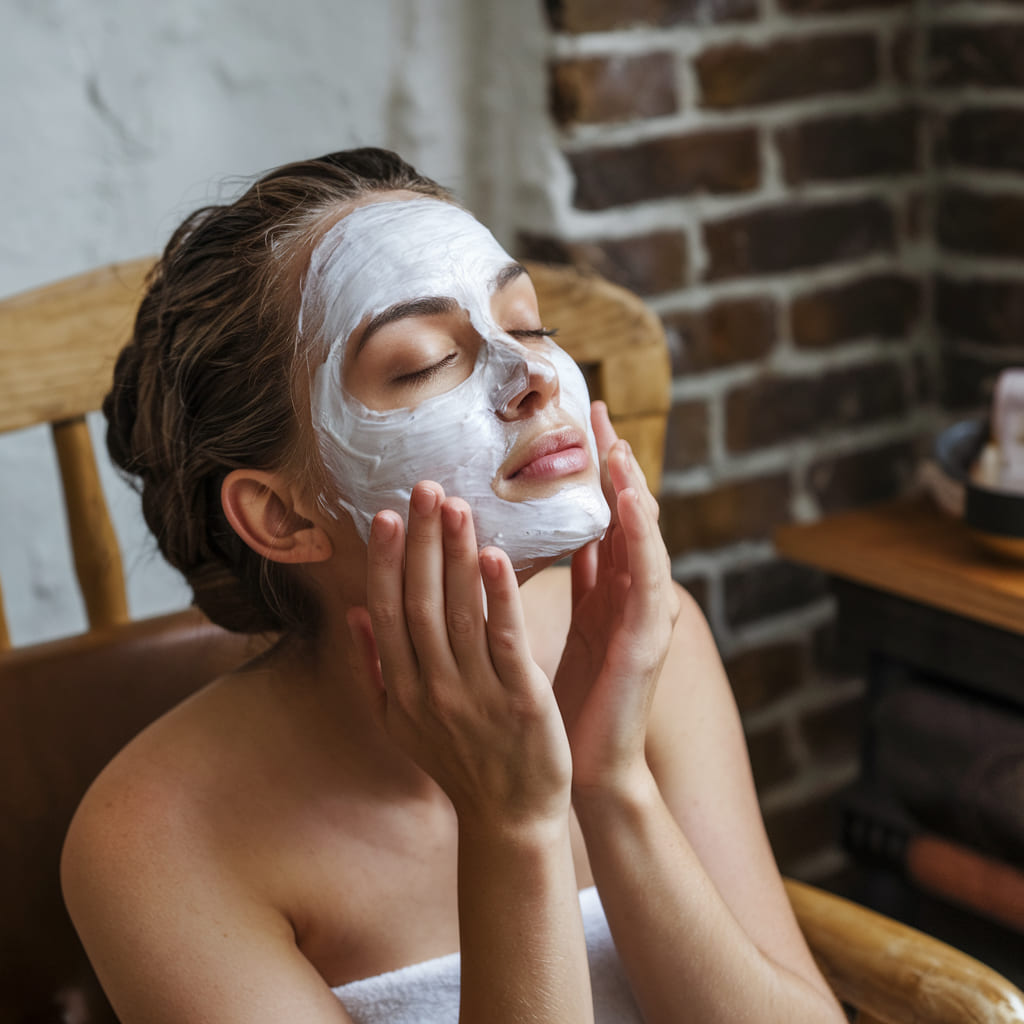 Tips for Using Yogurt and Honey on Skin