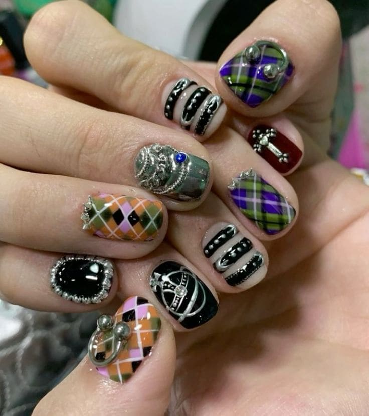  Vivien Westwood Core Nail Art